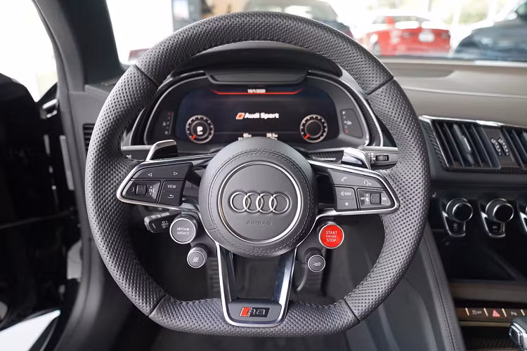 Siêu xe Audi R8 V10 Spyder Performance 2021 mới về nước có động cơ V10, dung tích 5.2 lít, sản sinh ra công suất tối đa 602 mã lực và mô-men xoắn cực đại là 559 Nm.