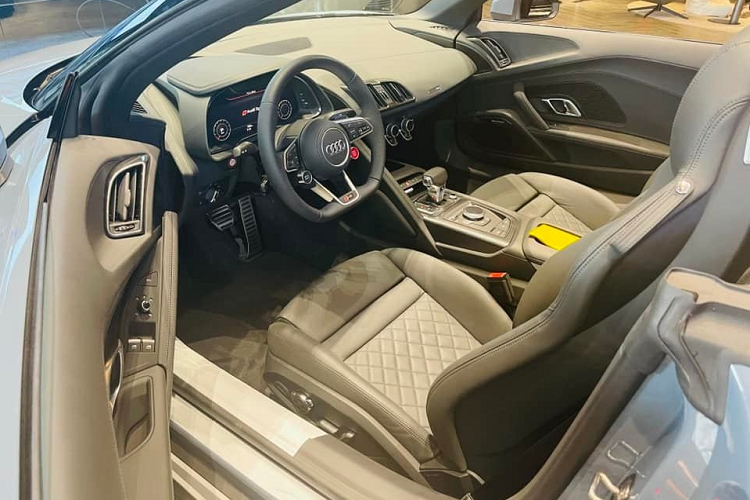 Vẫn chưa rõ chiếc siêu xe mui trần Audi R8 V10 Spyder 2021 mới cập bến dải đất hình chữ S này đã có chủ nhân hay chưa. Trong khi đó, chiếc xe Audi R8 V10 Coupe bản nâng cấp về nước trước đó nhanh chóng đã có người đặt mua và ra biển số.