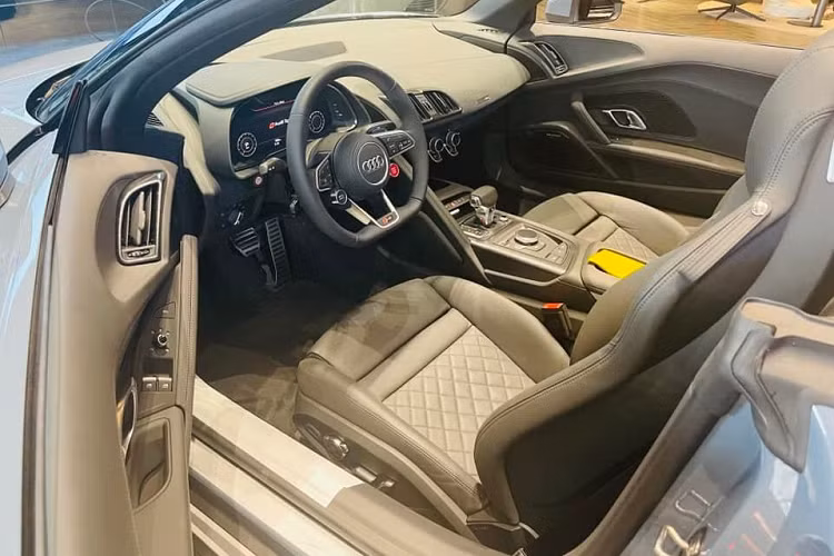 Vẫn chưa rõ chiếc siêu xe mui trần Audi R8 V10 Spyder 2021 mới cập bến dải đất hình chữ S này đã có chủ nhân hay chưa. Trong khi đó, chiếc xe Audi R8 V10 Coupe bản nâng cấp về nước trước đó nhanh chóng đã có người đặt mua và ra biển số.