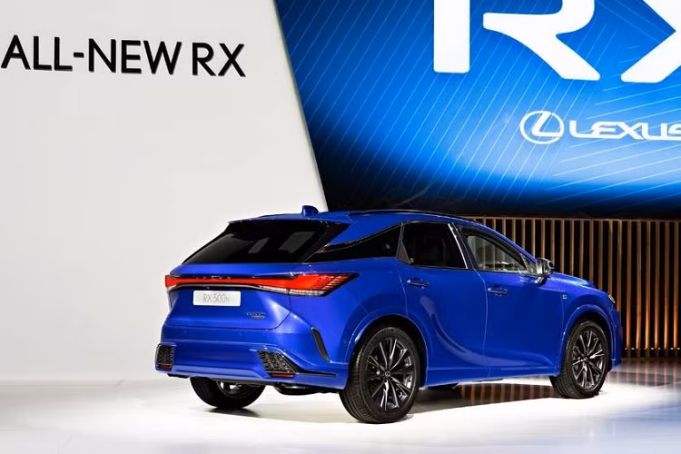 Ngoại hình Lexus RX 2023 mới mang hơi hướng xe điện với lưới tản nhiệt đặt thấp, sử dụng các hoạ tiết hình con suốt đồng màu thân xe. Hai bên là cụm đèn pha mới, tích hợp dải đèn LED định vị ban ngày hình chữ "L" quen thuộc, ngay bên dưới là khe gió nằm dọc với viền đen bóng và tích hợp đèn sương mù trước.