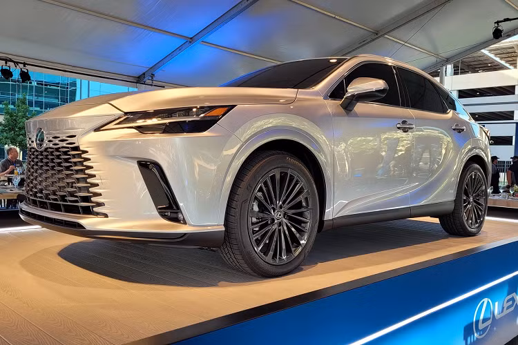 Màn hình này có hỗ trợ hệ thống định vị dựa trên đám mây, tính năng trợ lý ảo và cập nhật phần mềm qua WiFi.Cụm điều khiển trung tâm của Lexus RX 2023 được làm lại với ít nút bấm hơn, đem đến tổng thể gọn gàng và cao cấp hơn cho xe. Riêng bản 500h F Sport Performance