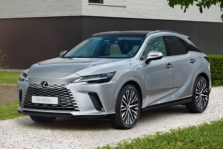 Về truyền động, phiên bản Lexus RX 350 2023 dùng động cơ xăng tăng áp 2.4L 4 xi-lanh mới, sản sinh công suất 275 mã lực và mô-men xoắn cực đại 429 Nm, mạnh hơn loại V6 3.5L cũ khoảng 20 mã lực và 68 Nm.