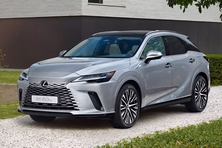 Về truyền động, phiên bản Lexus RX 350 2023 dùng động cơ xăng tăng áp 2.4L 4 xi-lanh mới, sản sinh công suất 275 mã lực và mô-men xoắn cực đại 429 Nm, mạnh hơn loại V6 3.5L cũ khoảng 20 mã lực và 68 Nm.