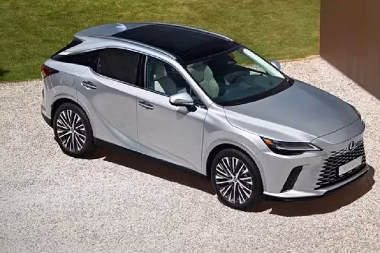 Đi kèm là hộp số tự động 8 cấp, hệ dẫn động cầu trước hoặc 4 bánh toàn thời gian. Nhờ đó, xe có thể tăng tốc từ 0-96 km/h trong thời gian 7,2 giây, nhanh hơn trước 0,7 giây.