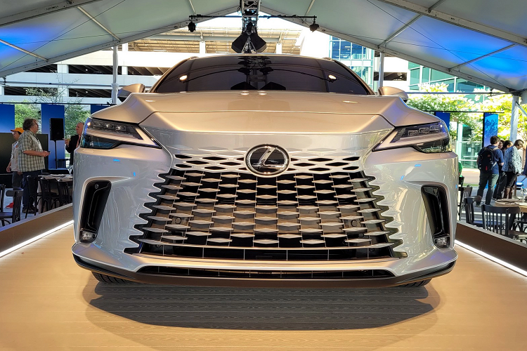 Nhìn chung, thiết kế nội thất của RX 2023 rất giống với NX thế hệ mới, bao gồm bảng đồng hồ kỹ thuật số và hệ thống thông tin giải trí Lexus Interface thế hệ mới, đi kèm màn hình cảm ứng 9,8 inch trên phiên bản tiêu chuẩn hoặc 14 inch trên các phiên bản cao cấp.