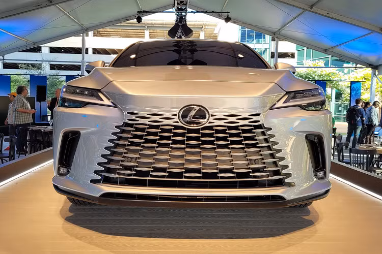 Nhìn chung, thiết kế nội thất của RX 2023 rất giống với NX thế hệ mới, bao gồm bảng đồng hồ kỹ thuật số và hệ thống thông tin giải trí Lexus Interface thế hệ mới, đi kèm màn hình cảm ứng 9,8 inch trên phiên bản tiêu chuẩn hoặc 14 inch trên các phiên bản cao cấp.