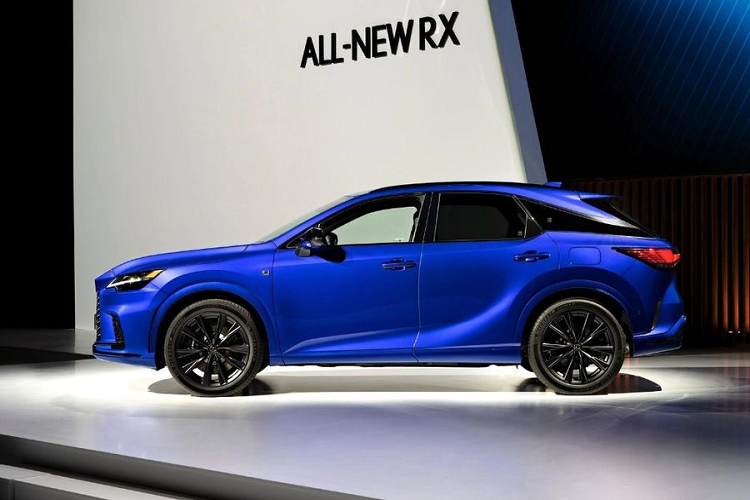 Đồng thời, phía đại lý cũng đã ngừng bán và ngừng nhận đặt hàng Lexus RX phiên bản cũ. Các khách hàng có thể chuyển sang đặt hàng RX 2023 hoặc nếu không còn nhu cầu, đại lý sẽ trả lại tiền đặt cọc. Xe sẽ tới tay khách hàng tại Việt Nam vào nửa đầu năm sau.