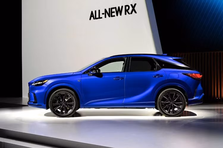 Đồng thời, phía đại lý cũng đã ngừng bán và ngừng nhận đặt hàng Lexus RX phiên bản cũ. Các khách hàng có thể chuyển sang đặt hàng RX 2023 hoặc nếu không còn nhu cầu, đại lý sẽ trả lại tiền đặt cọc. Xe sẽ tới tay khách hàng tại Việt Nam vào nửa đầu năm sau.