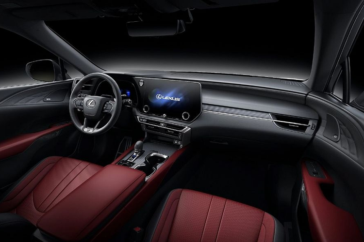 Lexus RX thế hệ thứ 5 sở hữu thiết kế hoàn toàn mới, bổ sung công nghệ và tùy chọn động cơ plug-in hybrid. So với thế hệ trước, Lexus RX 2023 có kích thước tổng thể lớn hơn, với chiều dài cơ sở tăng 60 mm. Do đó, mẫu xe đem đến cho xe không gian nội thất rộng rãi hơn, nhất là ở hàng ghế sau và khoang hành lý.