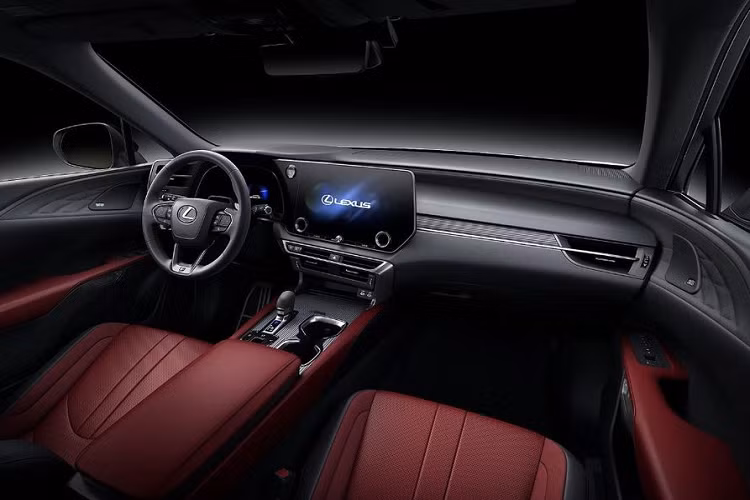 Lexus RX thế hệ thứ 5 sở hữu thiết kế hoàn toàn mới, bổ sung công nghệ và tùy chọn động cơ plug-in hybrid. So với thế hệ trước, Lexus RX 2023 có kích thước tổng thể lớn hơn, với chiều dài cơ sở tăng 60 mm. Do đó, mẫu xe đem đến cho xe không gian nội thất rộng rãi hơn, nhất là ở hàng ghế sau và khoang hành lý.