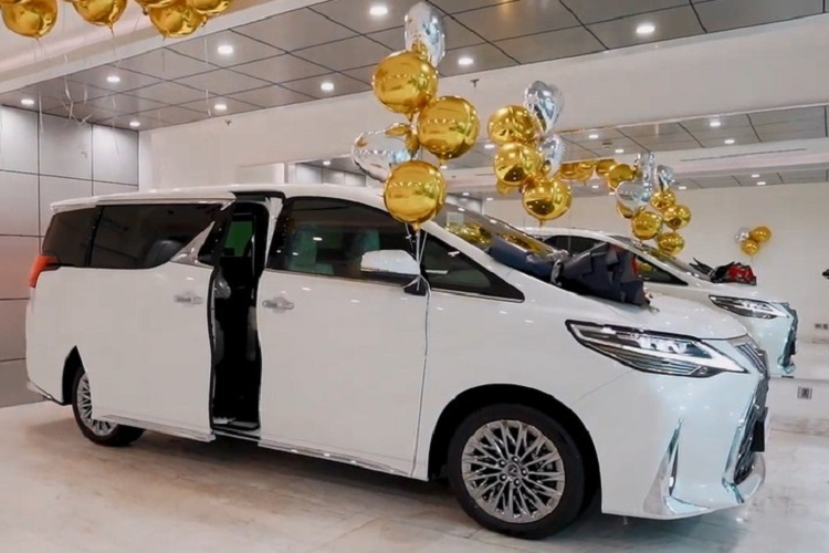Mới đây, thông tin về việc con trai lớn của doanh nhân Đỗ Quang Hiển là ông Đỗ Quang Vinh tậu Lexus LM đã thu hút rất nhiều sự quan tâm của cộng đồng mạng. Lý do, cậu cả nhà bầu Hiển trong 3 năm qua có niềm đam mê khá lớn với xe ôtô khi tậu Lamborghini Urus, Mercedes-Maybach S-Class và nhiều chiếc xe hàng độc khác.