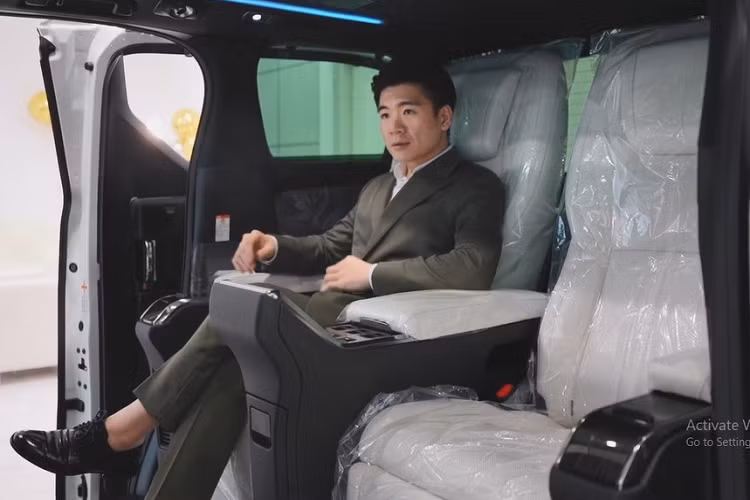 Lexus LM 350 hạng sang là thành viên mới nhất gia nhập vào garage xe của Đỗ Quang Vinh, cậu cả nhà bầu Hiển cũng là Phó Tổng giám đốc trẻ tuổi nhất của Ngân hàng SHB. Chiếc xe MPV hạng sang này thuộc bản 4 chỗ ngồi và có giá bán lên đến 8,2 tỷ đồng.