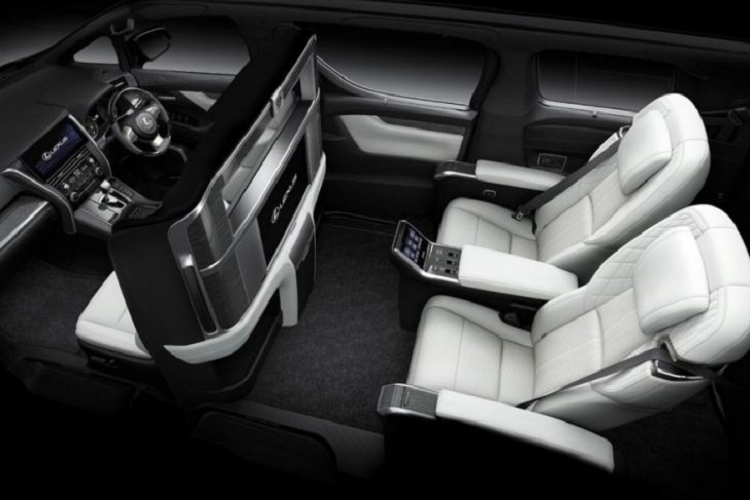 Bỏ ra số tiền 8,2 tỷ đồng để mua xe Lexus LM 350 bản 4 chỗ ngồi, cậu cả của nhà họ Đỗ sẽ nhận về một chiếc xe MPV hạng sang có nội thất xa hoa với hàng ghế thứ 2 chỉ còn 2 ghế VIP với đủ tính năng làm mát cũng như massage, ngoài ra là màn hình 26 inch tương thích với máy tính, điện thoại thông minh, máy tính bảng và có thể phát DVD định dạng Blue-ray phục vụ mục đích giải trí.