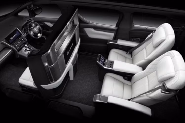 Bỏ ra số tiền 8,2 tỷ đồng để mua xe Lexus LM 350 bản 4 chỗ ngồi, cậu cả của nhà họ Đỗ sẽ nhận về một chiếc xe MPV hạng sang có nội thất xa hoa với hàng ghế thứ 2 chỉ còn 2 ghế VIP với đủ tính năng làm mát cũng như massage, ngoài ra là màn hình 26 inch tương thích với máy tính, điện thoại thông minh, máy tính bảng và có thể phát DVD định dạng Blue-ray phục vụ mục đích giải trí.