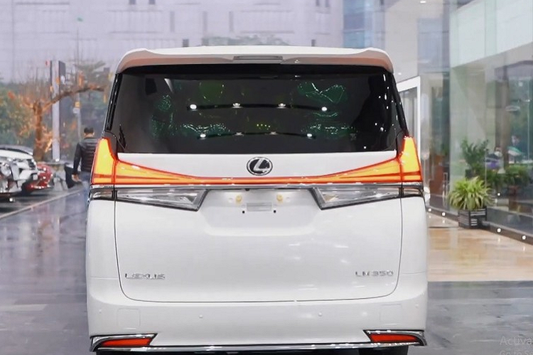 Chiếc xe MPV hạng sang Lexus LM 350 của Đỗ Quang Vinh mới mua sử dụng động cơ xăng V6, dung tích 3.5 lít, sản sinh công suất tối đa 296 mã lực và mô-men xoắn cực đại 360 Nm. Xe được trang bị hộp số tự động 8 cấp.