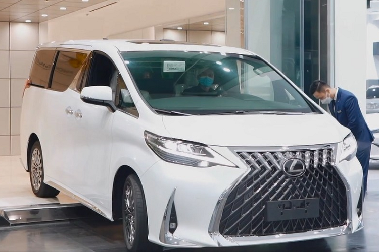 Xe còn được trang bị tủ lạnh có dung tích lên tới 14 lít. Xe có hệ thống âm thanh vòm cao cấp của Mark Levinson, màn hình thông tin giải trí 12,3 inch có hỗ trợ kết nối Apple CarPlay/Android Auto và đèn viền trần xe 16 màu với 4 độ sáng khác nhau.