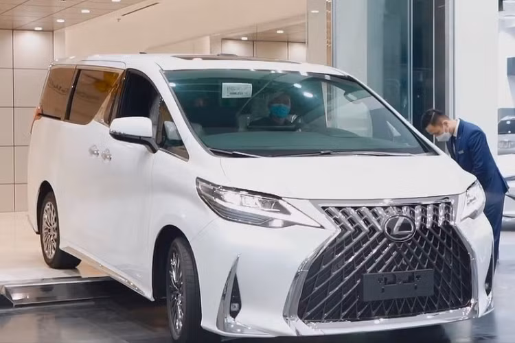 Xe còn được trang bị tủ lạnh có dung tích lên tới 14 lít. Xe có hệ thống âm thanh vòm cao cấp của Mark Levinson, màn hình thông tin giải trí 12,3 inch có hỗ trợ kết nối Apple CarPlay/Android Auto và đèn viền trần xe 16 màu với 4 độ sáng khác nhau.