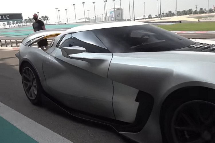 Bộ chẻ gió khổng lồ phía trước của nó trông giống như có thể kiêm luôn vai trò ván xúc tuyết, trong khi bộ khuếch tán gió phía sau khiến chúng ta liên tưởng đến một chiếc máy cầy.