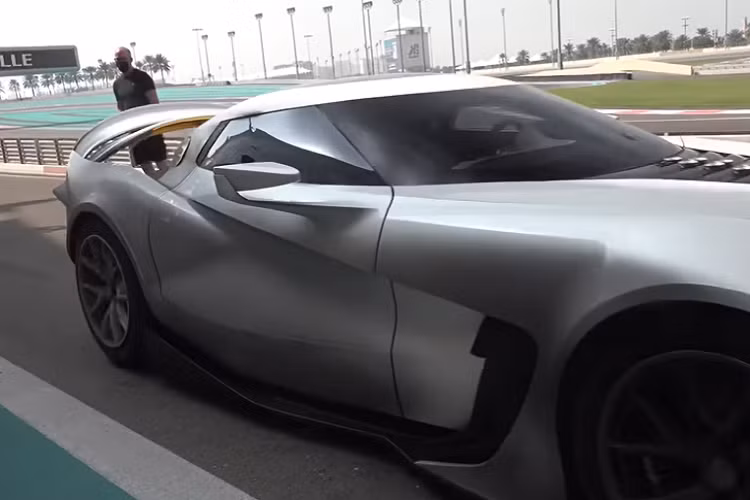 Bộ chẻ gió khổng lồ phía trước của nó trông giống như có thể kiêm luôn vai trò ván xúc tuyết, trong khi bộ khuếch tán gió phía sau khiến chúng ta liên tưởng đến một chiếc máy cầy.