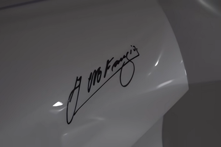 Quay trở lại vấn đề chính, vậy Ferrari Veloqx Fangio 2022 mới là một chiếc xe như thế nào? Veloqx vẫn chưa đưa ra một thông cáo báo chí chính thức, người sáng lập đội đua Anh Quốc, Sam Li, từng chia sẻ tỏng năm ngoái rằng họ có kế hoạch mang nó đi đua vào năm 2025.