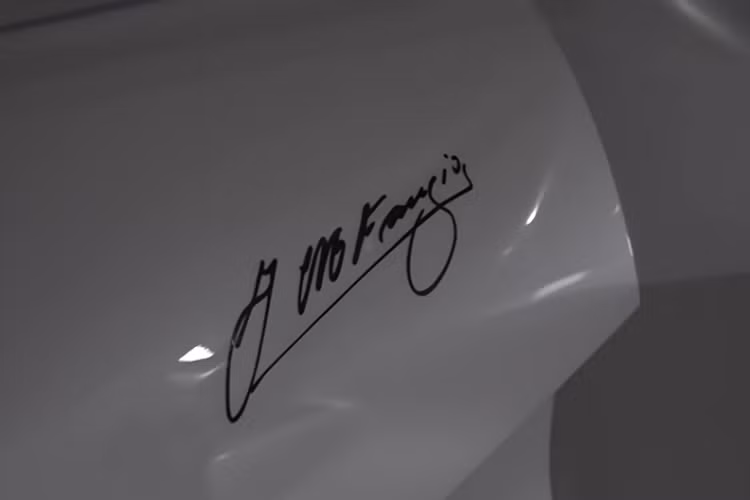 Quay trở lại vấn đề chính, vậy Ferrari Veloqx Fangio 2022 mới là một chiếc xe như thế nào? Veloqx vẫn chưa đưa ra một thông cáo báo chí chính thức, người sáng lập đội đua Anh Quốc, Sam Li, từng chia sẻ tỏng năm ngoái rằng họ có kế hoạch mang nó đi đua vào năm 2025.