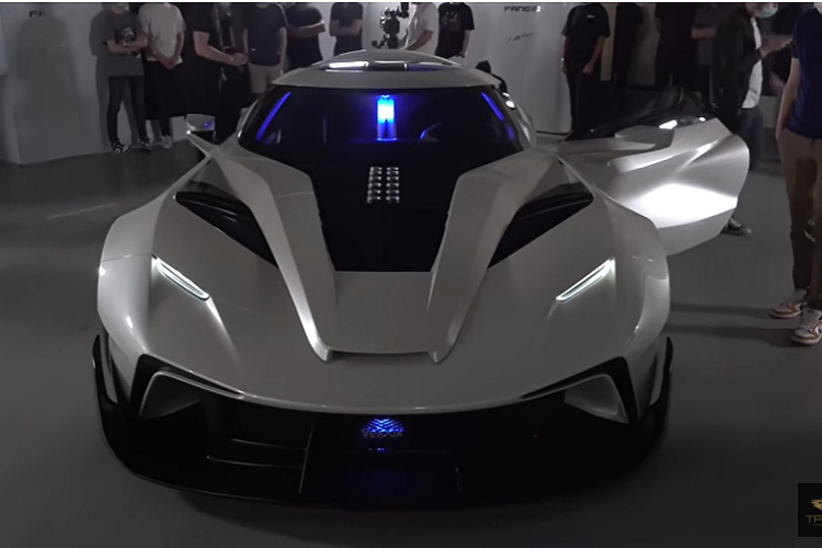 Tay đua huyền thoại người Argentina đã thi đấu cho Alfa Romeo, Ferrari, Lancia, Maserati, và Mercedes, cộng với một số nhà sản xuất ô tô không còn tồn tại như Gordini và Talbot-Lago.