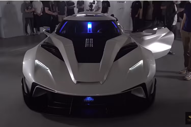 Tay đua huyền thoại người Argentina đã thi đấu cho Alfa Romeo, Ferrari, Lancia, Maserati, và Mercedes, cộng với một số nhà sản xuất ô tô không còn tồn tại như Gordini và Talbot-Lago.