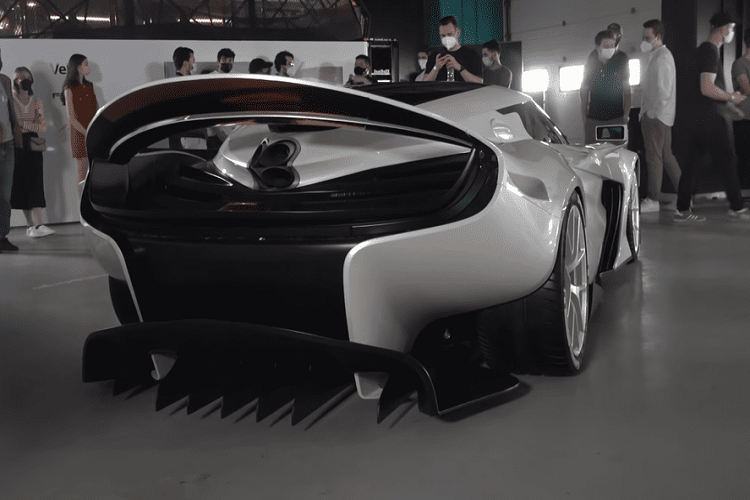 Đối với những người am hiểu motorsport và Ferrari, họ có lẽ sẽ nhận ra cái tên “Veloqx” khi đây là tên của một đội đua xe từng chiến thắng giải 12 Giờ Sebring năm 2004, và về nhì tại 24 Giờ Le Mans với một chiếc R8.