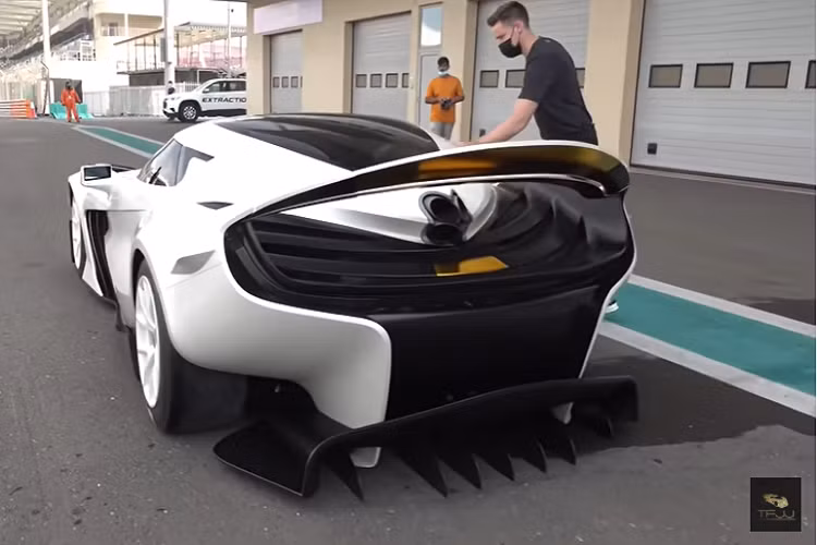 Bước thử nghiệm đầu tiên đã diễn ra vào năm ngoái tại Đường đua Quốc tế Bahrain, và giờ đây nó đã được quay phim ở Abu Dhabi trên Đảo Yas, nơi đường đua Yas Marina được xây dựng vào năm 2009.