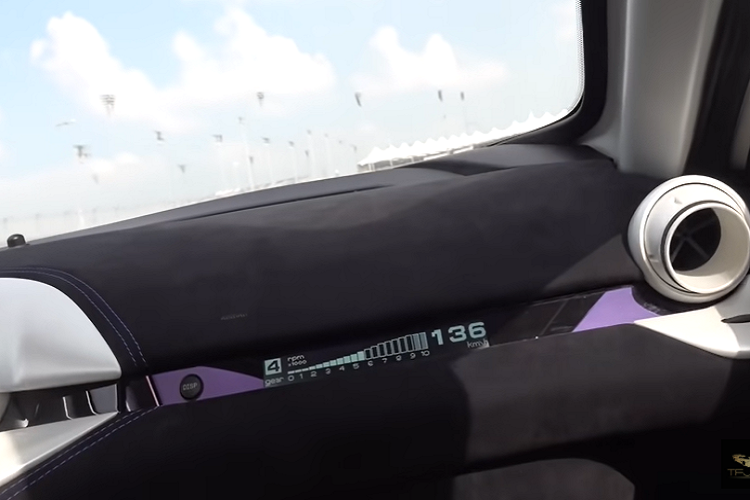 Veloqx Fangio quả thực trông rất hầm hố và chạy bằng thông số kỹ thuật xe đua LMP2. Bộ body kit cực dữ dằn phục vụ một mục đích cụ thể là đa hóa tính khí động học sau ba năm nghiên cứu Động lực học chất lưu (CFD).