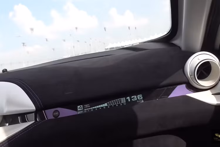 Veloqx Fangio quả thực trông rất hầm hố và chạy bằng thông số kỹ thuật xe đua LMP2. Bộ body kit cực dữ dằn phục vụ một mục đích cụ thể là đa hóa tính khí động học sau ba năm nghiên cứu Động lực học chất lưu (CFD).