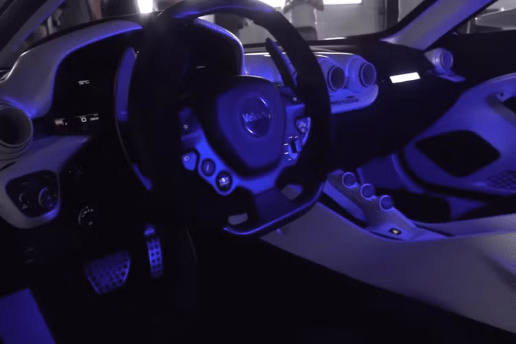 "Fangio" là cái tên bày tỏ sự tri ân dành cho người từng 5 lần giành chức vô địch giải F1, Juan Manuel Fangio. Ông ấy cũng đã thi đấu trong hai giải đua sức bền được đề cập ở trên, cũng như tại 24 Giờ Spa. Bên cạnh đó, ông cũng đã chiến thắng giải Carrera Panamericana năm 1953.