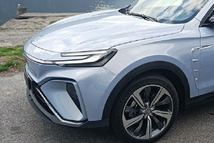 Giá xe MG Marvel R Electric 2023 ở thị trường châu Âu hiện dao động từ 39.990 - 47.990 Euro (khoảng 942 triệu đến 1,13 tỷ đồng). Chưa rõ MG có kế hoạch phân phối mẫu xe điện này ở thị trường Việt Nam hay không. Rất có thể MG chỉ trưng bày Marvel R Electric tại triển lãm VMS 2022 như một động thái thăm dò thị trường.