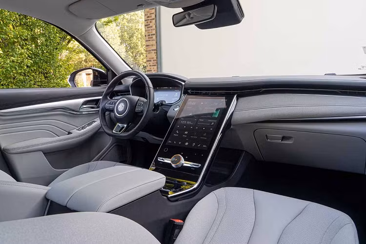 Thêm vào đó là ghế bọc da pha nỉ, vô lăng vát đáy thể thao, bộ bàn đạp bằng kim loại, hệ thống điều hòa tự động 2 vùng, 4 cổng USB, cửa sổ trời toàn cảnh Panorama và ngăn chứa đồ khá lớn dưới bệ tì tay trung tâm, tích hợp sạc điện thoại thông minh không dây. Ở bản cao cấp, xe sẽ có thêm camera 360 độ, hệ thống đèn viền nội thất, tính năng sưởi ghế và hệ thống âm thanh Bose.