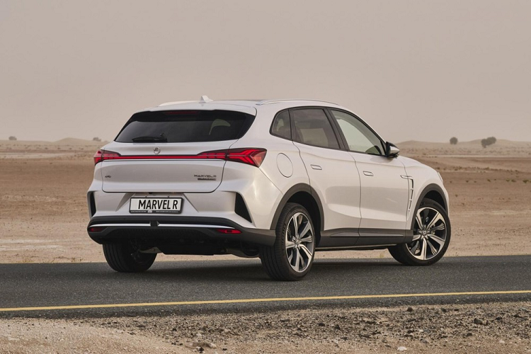 Bên dưới là khe gió nhỏ sau chắn bùn trước và bộ vành hợp kim với thiết kế 5 chấu kép phối 2 màu thể thao. Trong khi đó, phía sau xe xuất hiện cụm đèn hậu LED nằm vắt ngang đuôi xe khiến khu vực này trông như rộng hơn. Trên cản sau còn có khe gió hình tam giác khá lớn ở hai góc và nẹp mạ crôm trang trí.