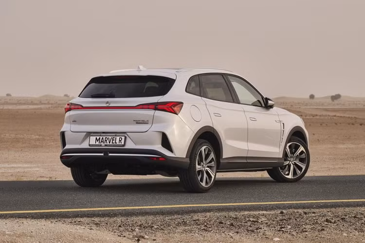 Bên dưới là khe gió nhỏ sau chắn bùn trước và bộ vành hợp kim với thiết kế 5 chấu kép phối 2 màu thể thao. Trong khi đó, phía sau xe xuất hiện cụm đèn hậu LED nằm vắt ngang đuôi xe khiến khu vực này trông như rộng hơn. Trên cản sau còn có khe gió hình tam giác khá lớn ở hai góc và nẹp mạ crôm trang trí.