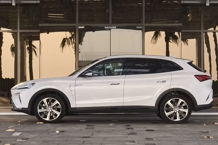 Theo công bố của MG, hãng xe ra mắt 2 mẫu xe chưa từng xuất hiện tại Việt Nam, đó là MG4 và Marvel R Electric. Cả hai mẫu xe này đều thuộc phân khúc xe điện. Nếu như MG4 là xe hatchback hạng C thì MG Marvel R Electric 2023 mới lại được định vị trong phân khúc SUV cỡ C.