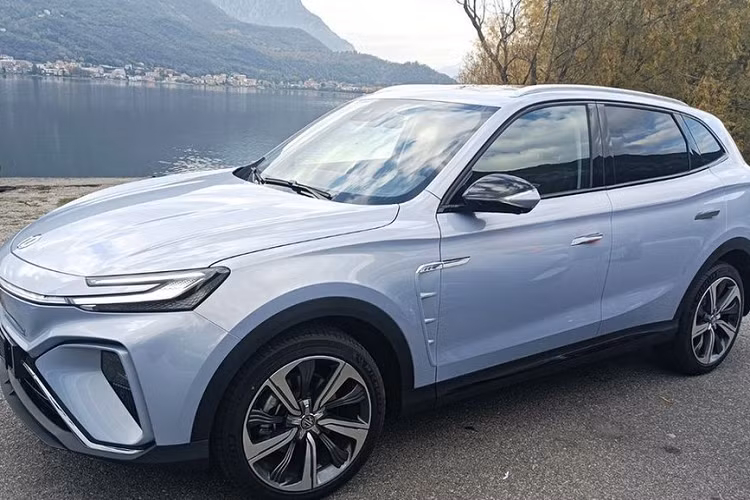 Không chỉ có kích thước lớn, MG Marvel R Electric còn mang trên mình thiết kế ngoại thất khá bắt mắt. Cụ thể, xe được trang bị hệ thống đèn 2 tầng trên đầu xe. Trong đó, dải đèn LED định vị ban ngày hình chữ "C" nằm ở phía trên và vắt ngang đầu xe. Cụm đèn pha LED được đặt sâu trong hốc bên dưới. 