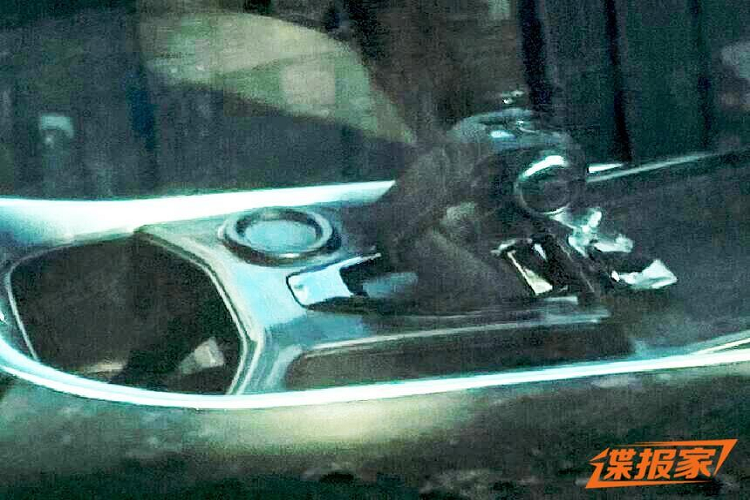 Đằng sau, Haval Cool Dog được trang bị cánh gió mui, tích hợp 2 đèn phanh nằm dọc khá độc đáo. Tương tự cửa sổ, kính trên cửa cốp của xe cũng được thiết kế hẹp. Trong khi đó, khu vực chính giữa của cửa cốp lại được thiết kế phồng lên như một chiếc ba lô và tích hợp tem chữ nổi "Haval". Nằm hai bên cửa cốp sau là đèn hậu được thiết kế dọc và có kích thước lớn.