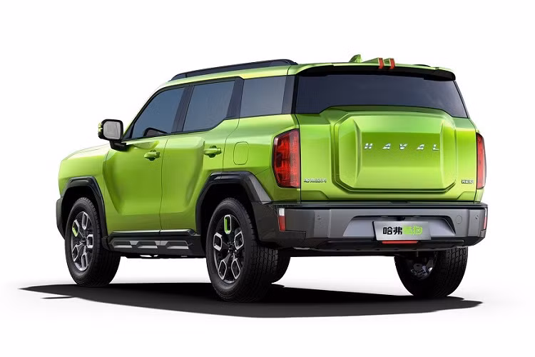 Để phù hợp với xe thương mại, mẫu xe SUV Haval Cool Dog đã được thay đổi nhiều chi tiết ngoại thất so với X-Dog như đèn pha, lưới tản nhiệt, nắp ca-pô, cản trước/sau, hốc bánh và chắn bùn trước. Tương tự như vậy, vỏ gương ngoại thất của Haval Cool Dog cũng khác so với X-Dog và được lùi về phía sau. Trong khi đó, tay nắm cửa nằm chìm vào thân xe của X-Dog bị thay thế bằng loại thông thường trên Haval Cool Dog.