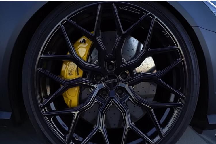 Cuối cùng, chiếc xe độ Audi RS6 Avant mạnh 1.200 mã lực được hoàn thiện bên ngoài với màu đen Satin, xe được trang bị hệ thống kiểm soát hành trình Dynamic với hệ thống khí nén 3P cùng với bộ la-zăng màu đen bóng 22 inch của Vossen mang mã HF-2.