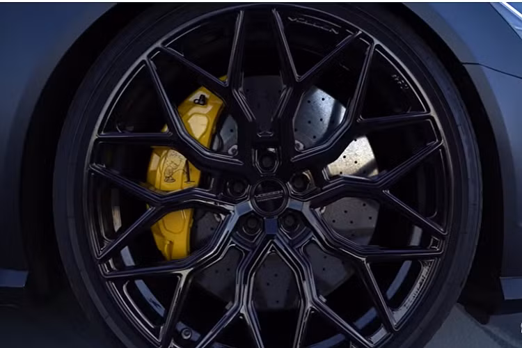 Cuối cùng, chiếc xe độ Audi RS6 Avant mạnh 1.200 mã lực được hoàn thiện bên ngoài với màu đen Satin, xe được trang bị hệ thống kiểm soát hành trình Dynamic với hệ thống khí nén 3P cùng với bộ la-zăng màu đen bóng 22 inch của Vossen mang mã HF-2.