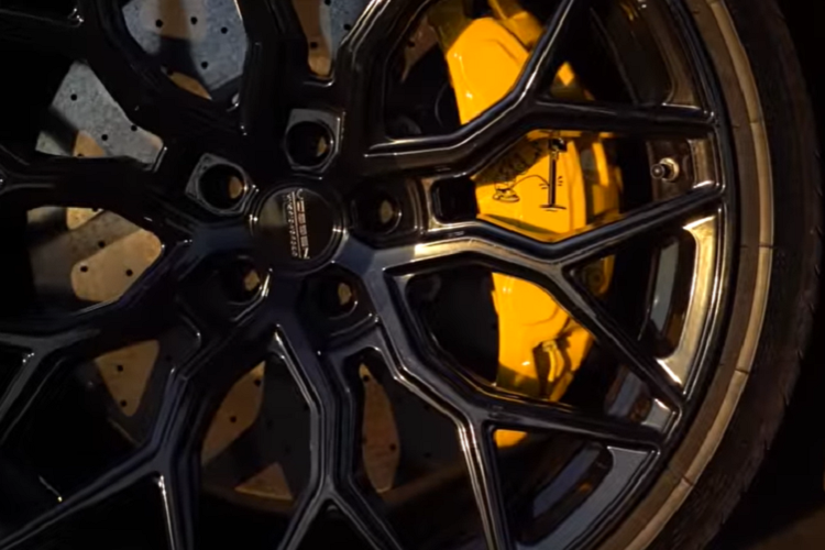 Thành quả cuối cùng khi chủ xe cho lên bàn Dynospectrum đã tạo ra công suất 1.200 mã lực và mô-men xoắn cực đại 1.450 Nm, nhưng xin lưu ý là kết quả này chỉ có khi xe sử dụng nhiên liệu 102 octan.