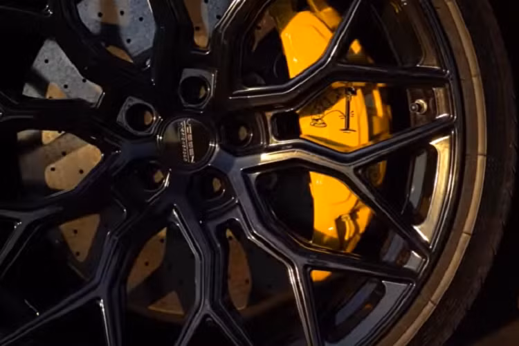 Thành quả cuối cùng khi chủ xe cho lên bàn Dynospectrum đã tạo ra công suất 1.200 mã lực và mô-men xoắn cực đại 1.450 Nm, nhưng xin lưu ý là kết quả này chỉ có khi xe sử dụng nhiên liệu 102 octan.