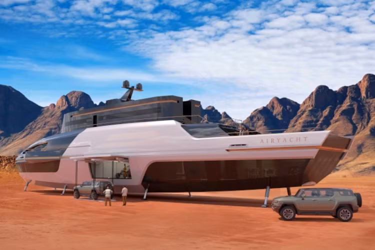 Đối với các tiện nghi được trang bị trên AirYacht, du khách sẽ có thể tận hưởng không gian ngoài trời rộng 350 mét vuông với sân hiên, hồ bơi, bể sục, phòng gym, và nhiều đồ chơi dưới nước như mô tô nước và thuyền phao. AirYacht cũng sẽ có sân bay trực thăng và garage xe ô tô.