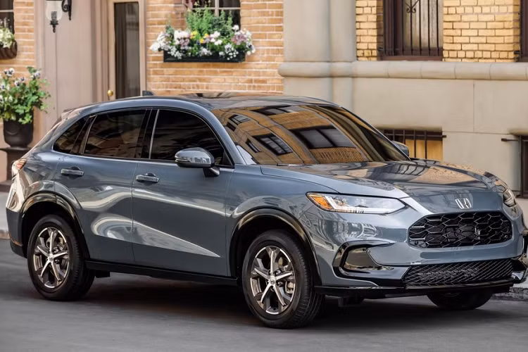 Bên ngoài, Honda HR-V 2023 dành cho thị trường Mỹ sở hữu thiết kế gần như giống hệt ZR-V tại Trung Quốc. Theo đó, xe cũng được trang bị lưới tản nhiệt hình lục giác với mắt lưới tổ ong màu đen bóng, cụm đèn pha LED nằm cao, sát với nắp ca-pô và tích hợp dải đèn LED định vị ban ngày hình chữ "L" giống Honda Civic thế hệ thứ 11. Bên dưới là khe gió với viền hình chữ "C" màu đen và hốc gió trung tâm đi kèm lưới mắt cáo.