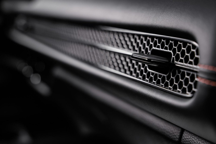 Bên trong Honda ZR-V 2023 là không gian nội thất được thiết kế theo phong cách giống Civic thế hệ thứ 11. Có thể thấy rõ điều đó qua bảng đồng hồ kỹ thuật số và màn hình trung tâm nằm độc lập trên mặt táp-lô. Cửa gió điều hòa với tấm lưới tổ ong và núm xoay chỉnh điều hòa của xe cũng giống Honda Civic 2022.