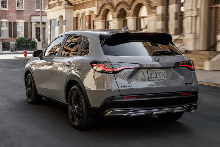 Động cơ của Honda HR-V 2023 kết hợp với hộp số biến thiên vô cấp CVT và hệ dẫn động 1 cầu hoặc 2 cầu AWD tùy chọn. Lượng xăng tiêu thụ trung bình của Honda HR-V 2023 bản dẫn động 1 cầu là 8,4 lít/100 km. Con số tương ứng của phiên bản dẫn động 2 cầu là 8,71 lít/100 km.