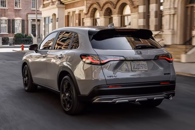 Động cơ của Honda HR-V 2023 kết hợp với hộp số biến thiên vô cấp CVT và hệ dẫn động 1 cầu hoặc 2 cầu AWD tùy chọn. Lượng xăng tiêu thụ trung bình của Honda HR-V 2023 bản dẫn động 1 cầu là 8,4 lít/100 km. Con số tương ứng của phiên bản dẫn động 2 cầu là 8,71 lít/100 km.