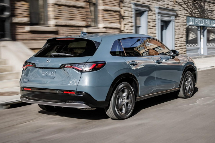 Tại thị trường Mỹ, giá xe Honda HR-V 2023 dao động từ 24.895 - 28.695 USD (khoảng 572,5 - 660 triệu đồng). Nếu khách hàng muốn trang bị hệ dẫn động AWD cho xe thì phải chi thêm 1.500 USD (34,5 triệu đồng). Khi có mặt trên thị trường, mẫu xe này sẽ cạnh tranh trực tiếp với Toyota Corolla Cross.